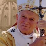Papa Ivan Pavao II. u svečanoj odjeći, s osmijehom na licu, simbolizira vodstvo i duhovnu snagu. Kao jedan od najutjecajnijih papa u povijesti, njegov doprinos miru, dijalogu i ljudskim pravima ostavio je neizbrisiv trag u svijetu.