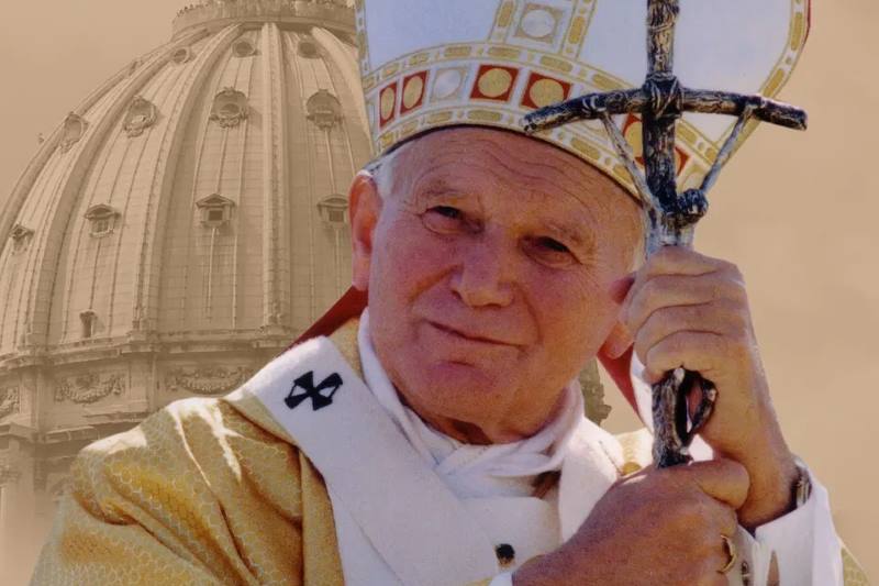 Papa Ivan Pavao II. u svečanoj odjeći, s osmijehom na licu, simbolizira vodstvo i duhovnu snagu. Kao jedan od najutjecajnijih papa u povijesti, njegov doprinos miru, dijalogu i ljudskim pravima ostavio je neizbrisiv trag u svijetu.